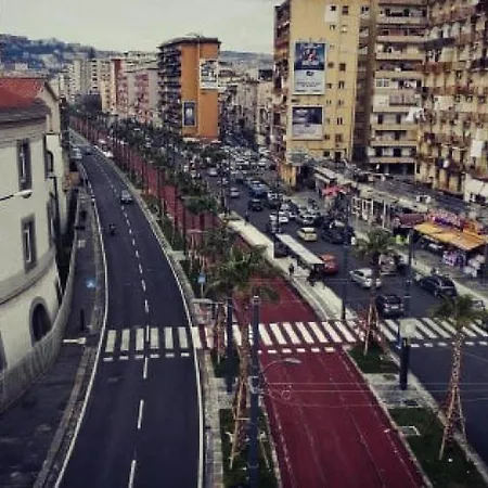 Alojamento de Acomodação e Pequeno-almoço Azalea Nápoles